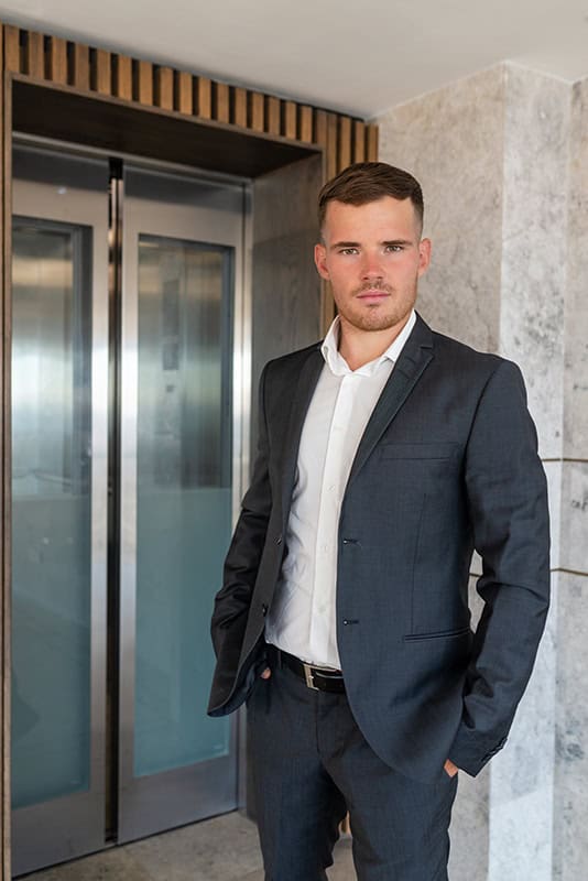 Andreas Matuska, bekannt für seinen direkten Stil und die hohen Anforderungen an die Teilnehmer seines Programms, betont die entscheidende Rolle der mentalen Einstellung für den Erfolg im Online-Marketing.